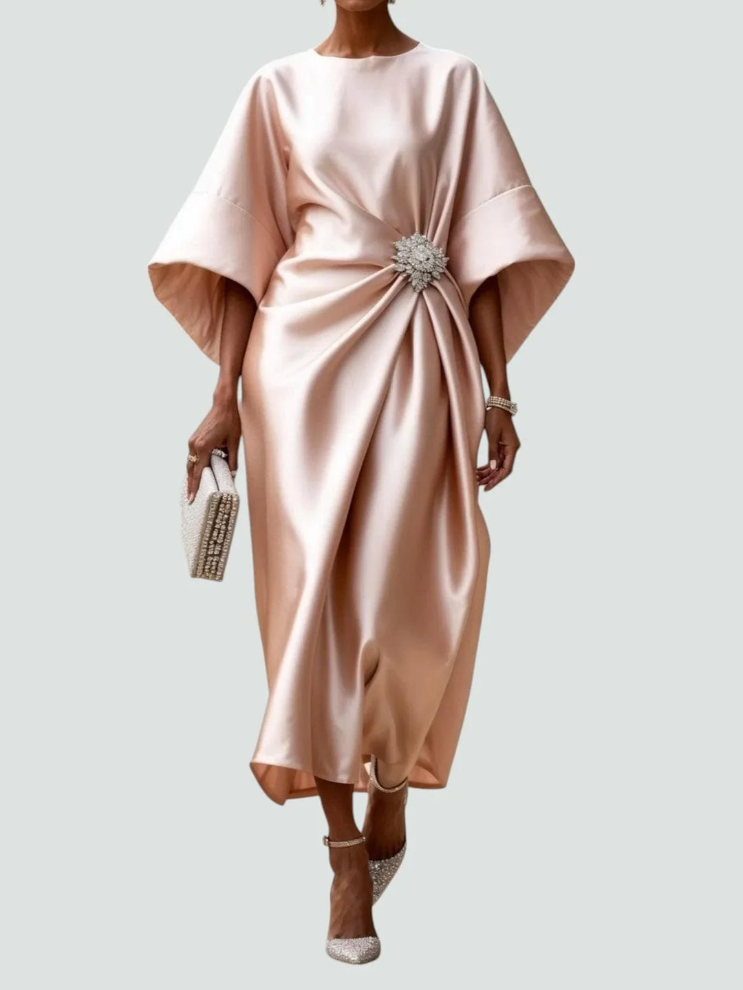 Vivienne | Drapiertes Rüschens Abendkleid mit Batwing-Ärmeln und Brosche