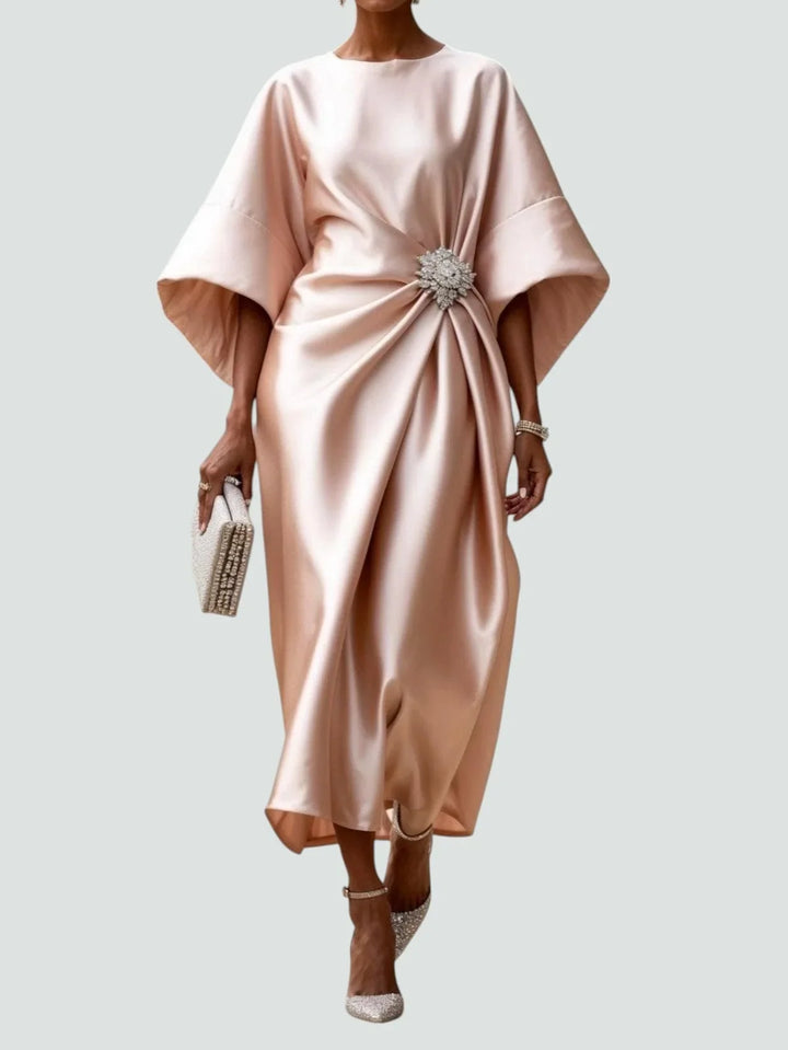 Vivienne | Drapiertes Rüschens Abendkleid mit Batwing-Ärmeln und Brosche