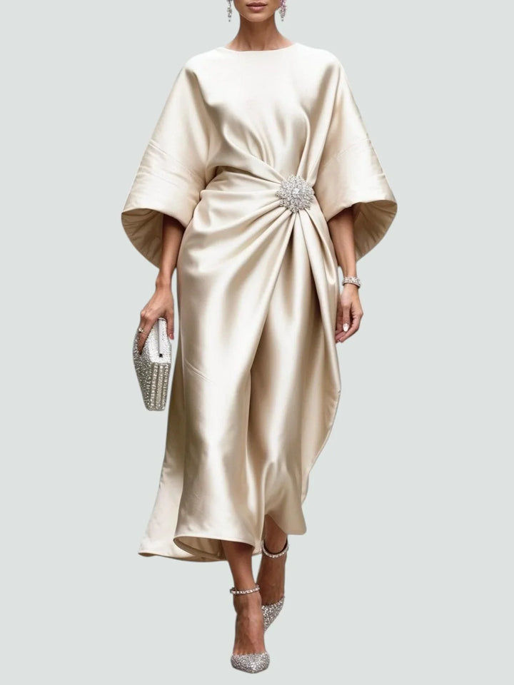Vivienne | Drapiertes Rüschens Abendkleid mit Batwing-Ärmeln und Brosche