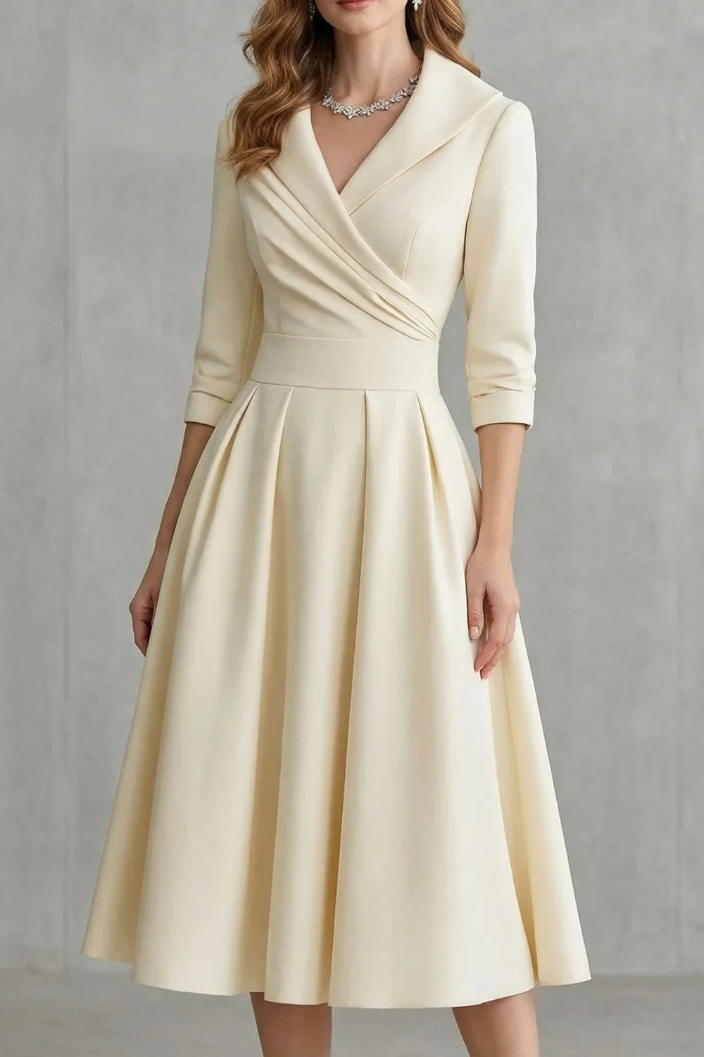Robe pour femme | Midi à col drapé, coupe cintrée et jupe évasée
