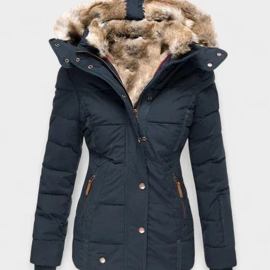 Evelyn | Damen Winterjacke aus Kunstfell mit Kapuze und Steppdesign