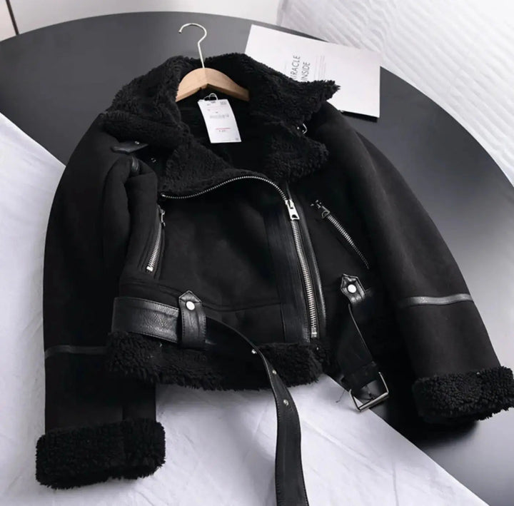 Amelia | Damen-Motorradjacke aus Wildleder mit Schaffellfutter und Gürtel